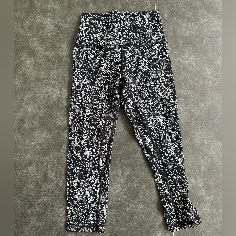 Black and white lululemon leggings size 4